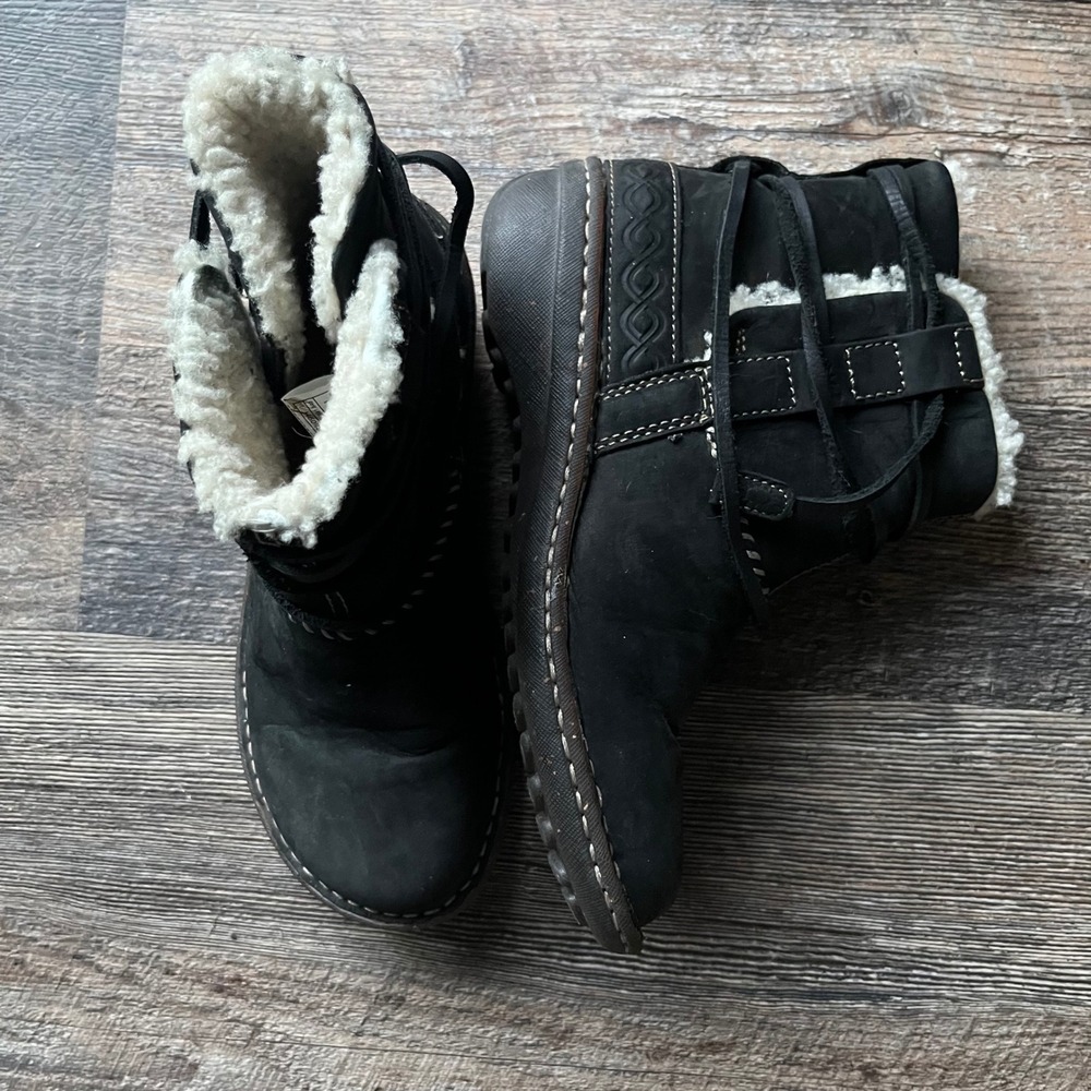 UGG Australia Black Suede‎ Leather Shearling Lined Ankle Boots Size 6